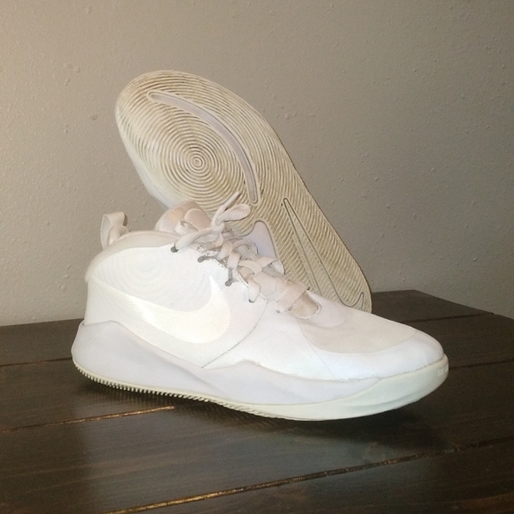 Nike Team Hustle Quick D9 Size 6.5 White - Picture 1 of 7